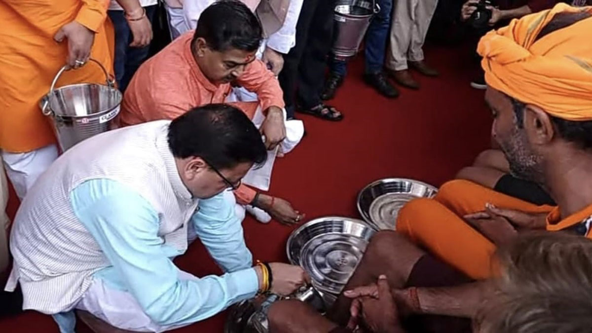 मुख्‍यमंत्री पुष्‍कर सिंह धामी ने हरिद्वार में भोले के भक्‍तों का पैर धोकर किया स्‍वागत, कहा- मैं भी शिव भक्‍त