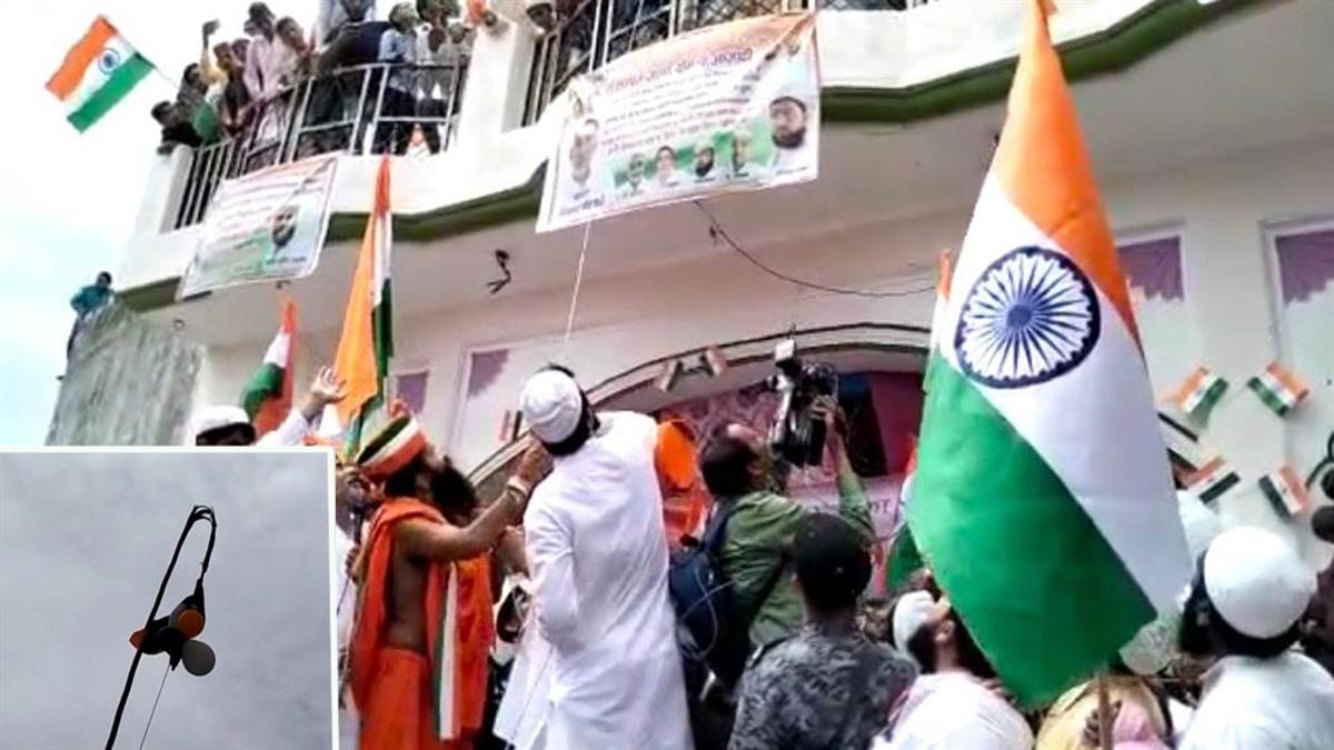 75th Independence Day 2022: मदरसे में ध्वजारोहण के लिए गए बाबा रामदेव, झंडे की रस्सी खींची तो टूट गया ध्वजदंड