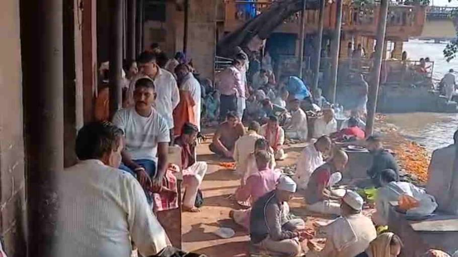 Sarva Pitru Amavasya: तर्पण के लिए हरिद्वार में उमड़ी भीड़, असम के सीएम ने नारायणी शिला में की पूजा, तस्वीरें Sarva Pitru Amavasya 2025 Huge crowd in Haridwar Assam CM performs rituals at Narayani shila