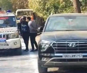 उत्तराखंड : ब्रैकिंग न्यूज़ _सीएम दौरे से पहले सुशीला तिवारी अस्पताल (STH) के पास क्रेटा कार में मिला युवक का शव.. देखे वीडियो !!