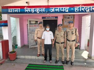 उत्तराखंड / हरिद्वार : धोखाधड़ी के इनामी आरोपी चढ़े पुलिस के हत्थे, लंबे समय से फरार चल रहे आकाश उर्फ़ रोबिन गिरफ्तार…देखे विडिओ!!