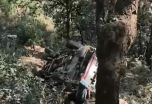 उत्तराखंड / पौड़ी गढ़वाल : बड़ा हादसा: मैक्स और बाइक की जोरदार टक्कर, खाई में गिरे दोनों वाहन, 8 घायल…