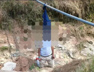 उत्तराखंड / अल्मोड़ा : रानीखेत में सनसनी: पाइप से जैकेट के सहारे लटका मिला युवक, घुटनों के बल मिली लाश से उठे सवाल…