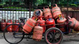 देश : महंगाई की मार: घरेलू गैस सिलेंडर 29 रुपये महंगा, आज से लागू हुई LPG सिलेंडर की नई दरें…