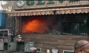 उत्तराखंड / नैनीताल : Iहल्द्वानी में रेस्टोरेंट में लगी भीषण आग, घंटों की मशक्कत के बाद दमकल ने पाया काबू…