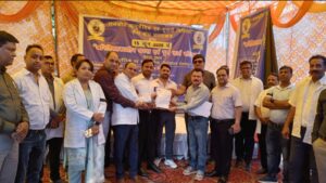 उत्तराखंड / देहरादून : सात सूत्रीय मांगों पर अड़े आयुष चिकित्सक, अनिश्चितकालीन कार्य बहिष्कार जारी; 500 से अधिक डॉक्टरों ने बनाई मानव श्रृंखला