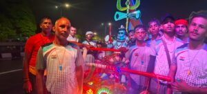 उत्तराखंड / हरिद्वार : 111 फीट लंबे तिरंगे वाली कांवड़ लेकर निकले शिवभक्त, शहीदों को समर्पित अनूठी आस्था यात्रा_देखे विडिओ !!