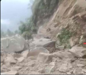 नैनीताल-हल्द्वानी हाईवे पर टूटा पहाड़, दोनों तरफ वाहनों की लंबी कतार; दोगांव के पास बोल्डर गिरने से मार्ग बाधित_वीडियो देखें!