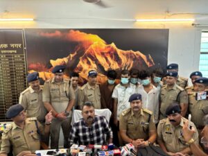 उत्तराखंड / हरिद्वार : ब्रेकिंग न्यूज़ ; स्विफ्ट कार की चेकिंग में खुला करोड़ों की डिजिटल मनी ट्रेल का राज, 5 साइबर अपराधी गिरफ्तार_ देखे विडिओ !!